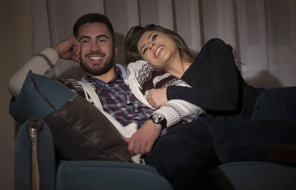 Hermosa Pareja Viendo Televisión Casa Divirtiéndose —  Fotos de Stock