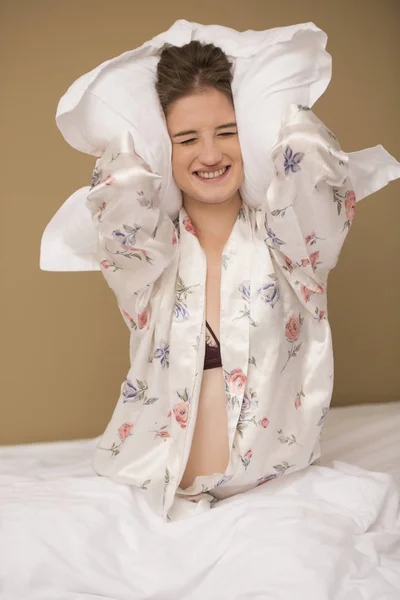 Travesseiro Luta Com Uma Mulher Sorridente Feliz — Fotografia de Stock