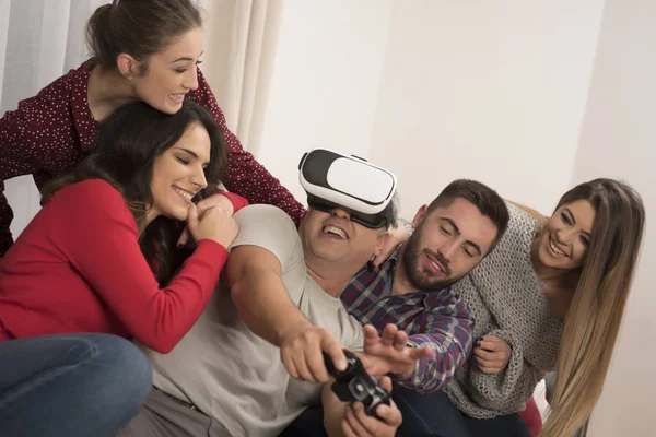 Друзья Играющие Видеоигры Очках Виртуальной Реальности — стоковое фото