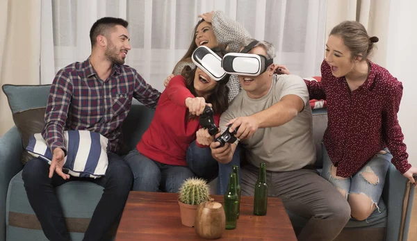 Amigos Jogando Jogos Vídeo Vestindo Óculos Realidade Virtual — Fotografia de Stock