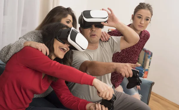 Amigos Jogando Jogos Vídeo Vestindo Óculos Realidade Virtual — Fotografia de Stock
