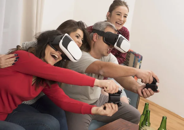 Freunde Spielen Videospiele Mit Virtual Reality Brille — Stockfoto