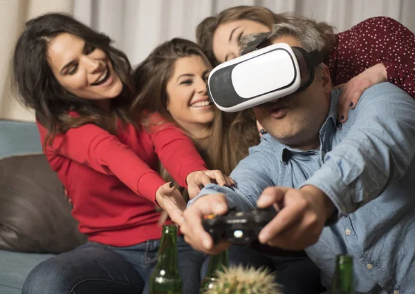 Freunde Spielen Videospiele Mit Virtual Reality Brille — Stockfoto