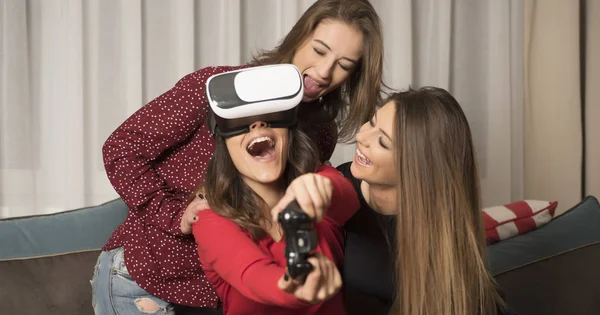 Amigos Jogando Jogos Vídeo Vestindo Óculos Realidade Virtual — Fotografia de Stock