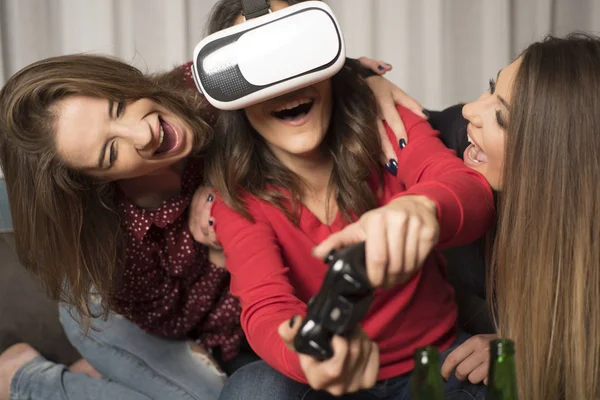 Amigos Jogando Jogos Vídeo Vestindo Óculos Realidade Virtual — Fotografia de Stock