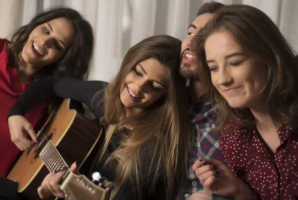 Friends Having Fun Home Playing Guitar Singing — Stock Photo, Image