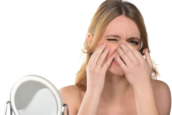 Hermosa Mujer Rubia Frente Espejo Simulando Dolor Muelas Aislado Sobre — Foto de Stock