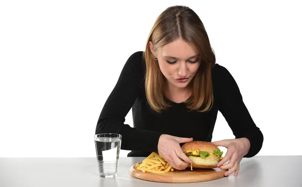 Ritratto Una Bella Ragazza Che Mangiare Hamburger Sullo Sfondo Bianco — Foto Stock