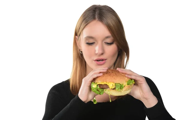 白い背景の上にハンバーガーを保持している美しい若い女の子の肖像画 — ストック写真