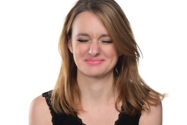 Komik surat genç güzel kadın portresi. Beyaz arka plan üzerinde izole