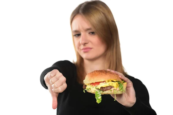 白い背景の上にハンバーガーを保持している美しい若い女の子の肖像画 — ストック写真