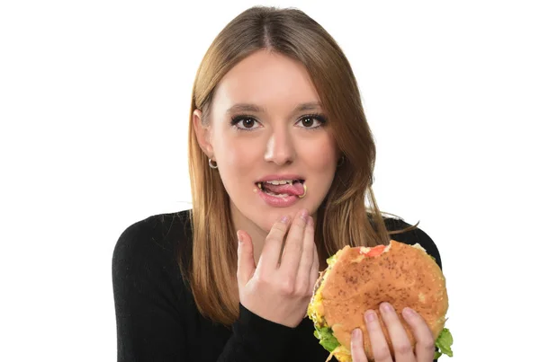 Retrato Una Hermosa Joven Comiendo Una Hamburguesa Sobre Fondo Blanco —  Fotos de Stock