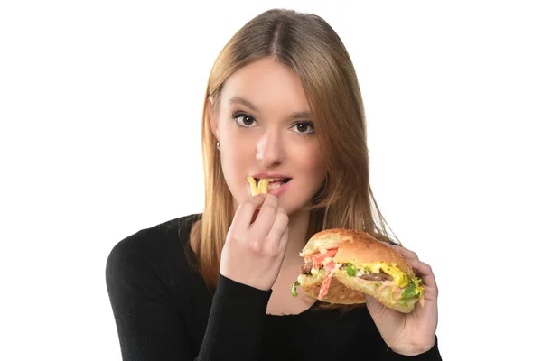 Retrato Una Hermosa Joven Comiendo Una Hamburguesa Sobre Fondo Blanco —  Fotos de Stock