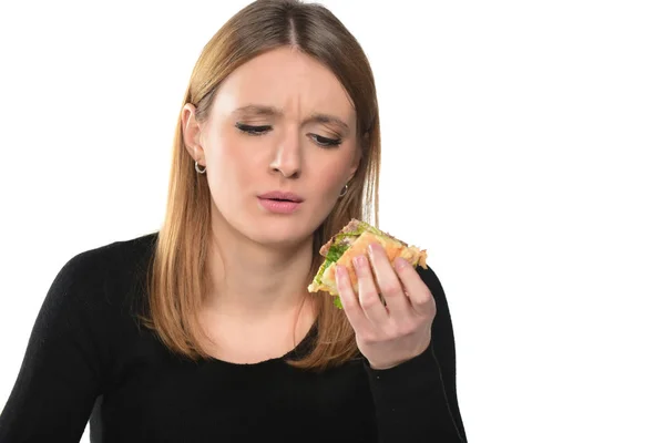 Ritratto Una Bella Ragazza Che Mangia Hamburger Sullo Sfondo Bianco — Foto Stock