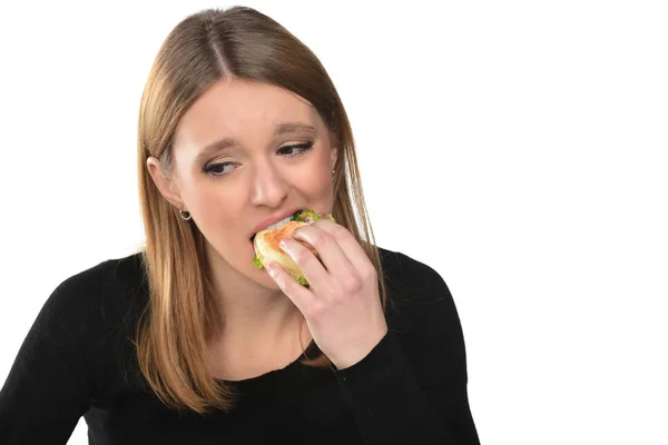 Retrato Una Hermosa Joven Comiendo Una Hamburguesa Sobre Fondo Blanco —  Fotos de Stock
