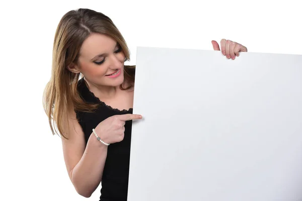 Retrato Jovem Bela Mulher Segurando Sinal Branco Branco Mostrando Nele — Fotografia de Stock