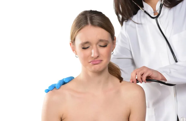 Doctora Revisando Una Mujer Joven Con Estetoscopio Aislado — Foto de Stock