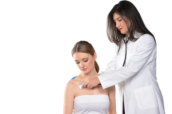 Medico Donna Che Controlla Giovane Donna Con Stetoscopio Isolato — Foto Stock