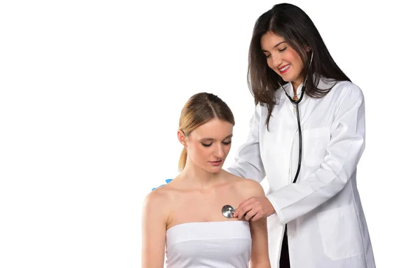 Doctora Revisando Una Mujer Joven Con Estetoscopio Aislado —  Fotos de Stock