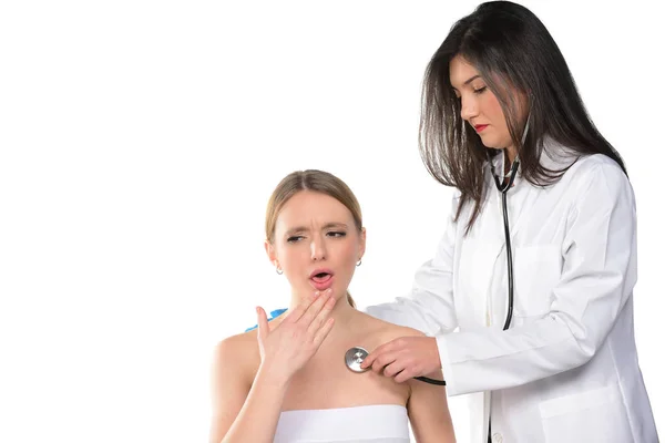 Doctora Revisando Una Mujer Joven Con Estetoscopio Aislado — Foto de Stock