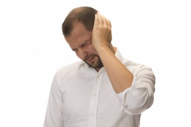 Yüksek sesle şu gürültüyü kesin! Düz genç adam üzgün ve depresyonda ayakta. Hüzün duygu kavramı