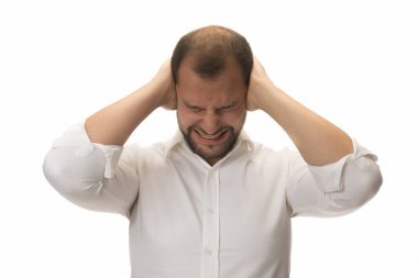 Yüksek sesle şu gürültüyü kesin! Düz genç adam üzgün ve depresyonda ayakta. Hüzün duygu kavramı