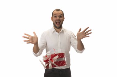 Beyaz arka plan üzerinde izole mevcut kutusuyla yakışıklı delikanlı