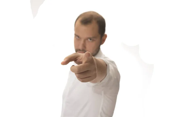 Joven Macho Apuntando Con Dedo Posando Estudio Sobre Fondo Blanco — Foto de Stock