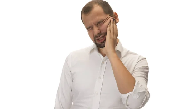 Beyaz arka plan üzerinde büyük diş ağrısı ile yakışıklı delikanlı