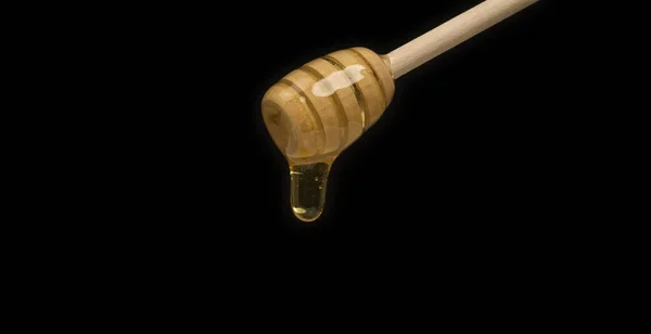 Természetes Arany Méz Szivárgott Egy Fából Készült Drizzler Fekete Háttér — Stock Fotó
