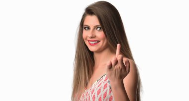 Sarışın kadın gösteren orta parmak. Beyaz arka plan üzerinde izole