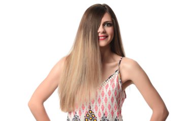 Güzel genç kadın uzun saçlı studio poz. Güzellik kavramı