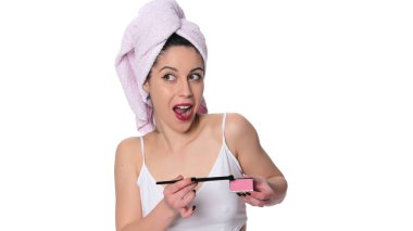 genç güzel kadın makyaj uygulanması