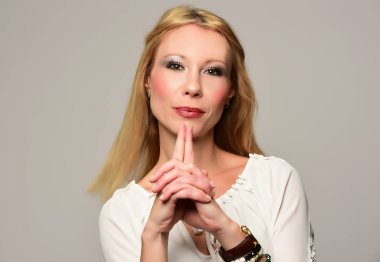 güzel sarışın kadın hayali tabanca ile