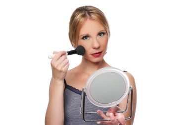 kadın makyaj bir fırça ile uygulanması 