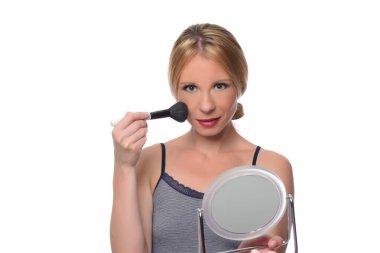 Makyaj uygulanması, bir fırça ve ayna kullanarak kadın