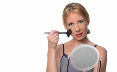 Makyaj uygulanması, bir fırça ve ayna kullanarak kadın