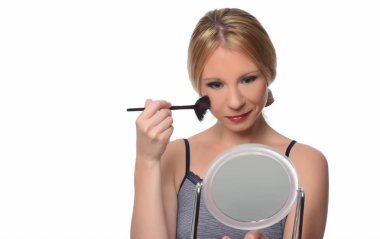 Makyaj uygulanması, bir fırça ve ayna kullanarak kadın