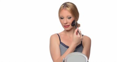 Makyaj uygulanması, bir fırça ve ayna kullanarak kadın