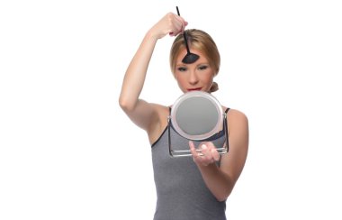 Makyaj uygulanması, bir fırça ve ayna kullanarak kadın