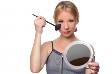 Makyaj uygulanması, bir fırça ve ayna kullanarak kadın