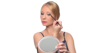 kadın makyaj bir fırça ile uygulanması 