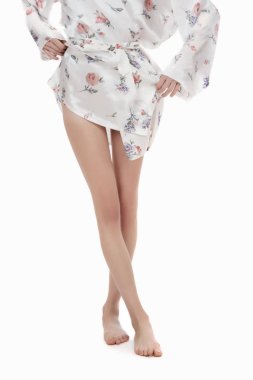 Beyaz arka plan üzerinde poz ince kadın.