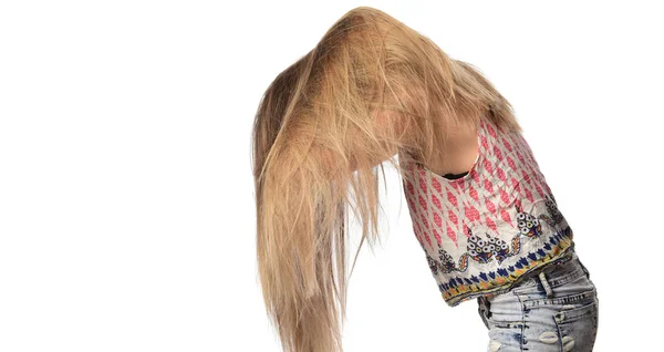 Mulher Bonita Com Cabelo Comprido Posando Estúdio Conceito Beleza — Fotografia de Stock