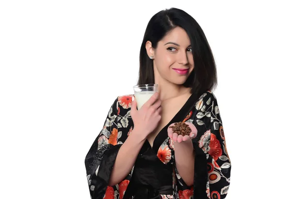 Молодая Брюнетка Женщина Молоком Кофе Зернах Белом Фоне — стоковое фото