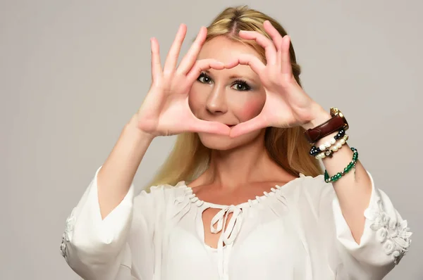 Atrakcyjny Blond Kobieta Serce Jej Ręce — Zdjęcie stockowe