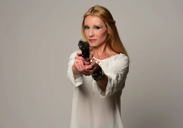 Vacker Blond Kvinna Med Pistol — Stockfoto