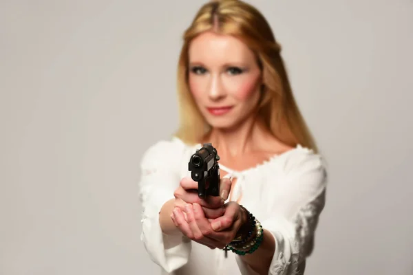 Красива Блондинка Пістолетом — стокове фото