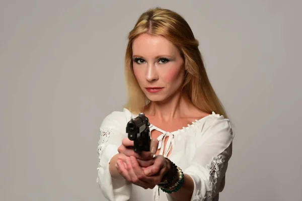Vacker Blond Kvinna Med Pistol — Stockfoto