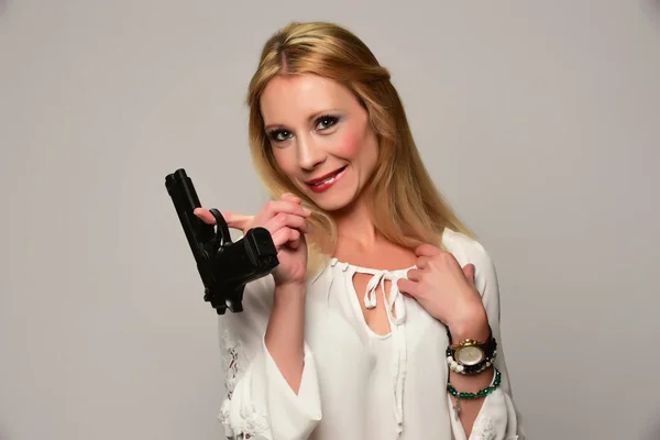 Hermosa Mujer Rubia Con Pistola — Foto de Stock